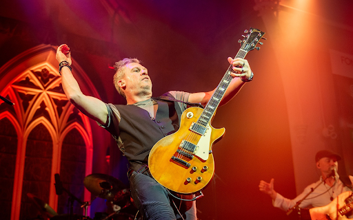 Artist burns with electric guitar from Chrome web store to be run with OffiDocs Chromium online Artist burns with electric guitar from Chrome web store to be run with OffiDocs Chromium online
