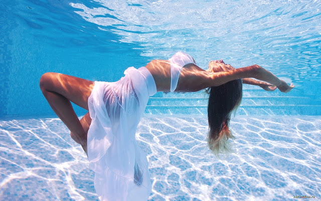 Girl in the pool from Chrome web store to be run with OffiDocs Chromium online Girl in the pool from Chrome web store to be run with OffiDocs Chromium online