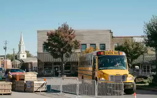 Small Town Street Scene with School Bus in Fall from Chrome web store to be run with OffiDocs Chromium online Small Town Street Scene with School Bus in Fall from Chrome web store to be run with OffiDocs Chromium online